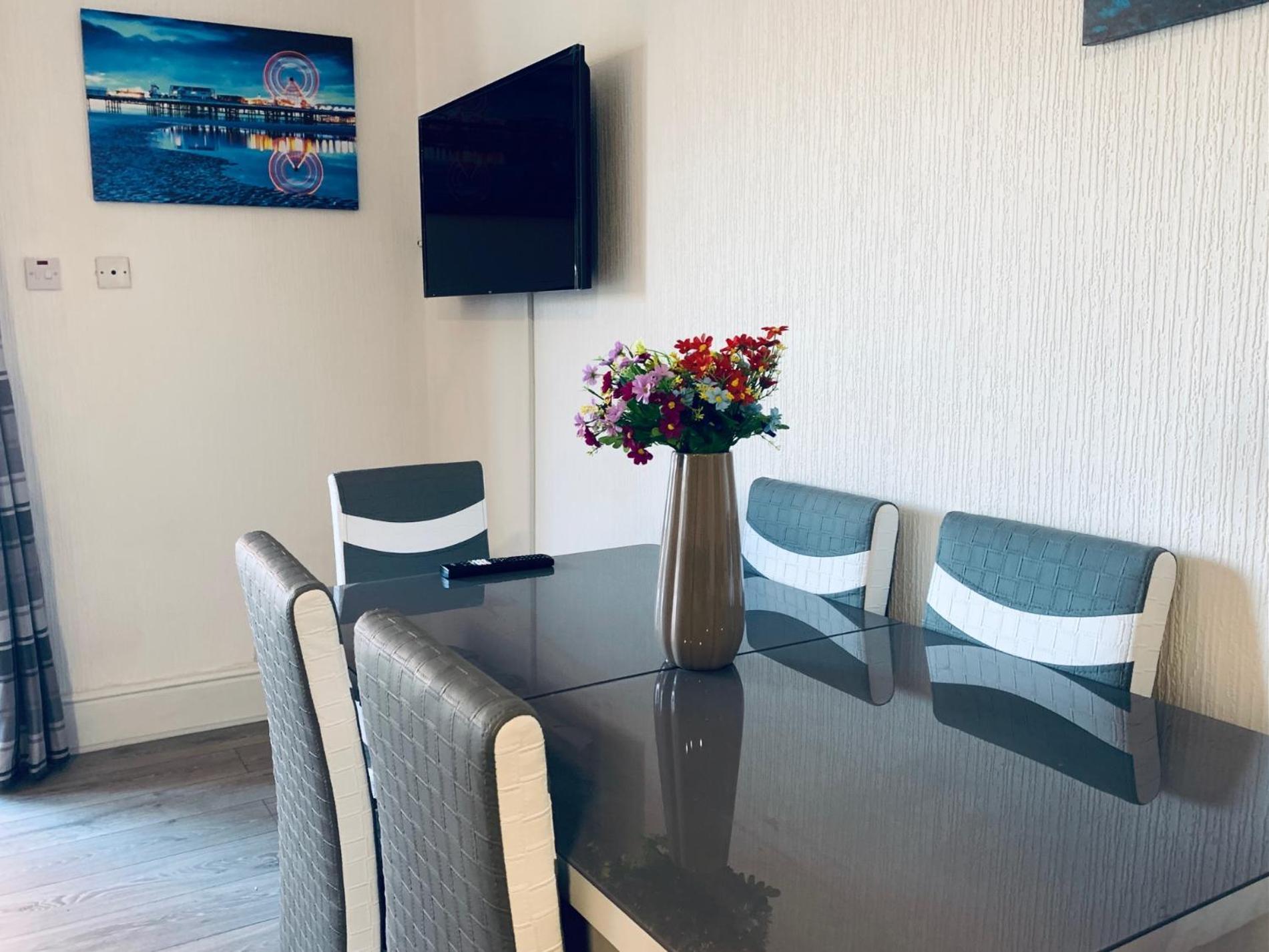 The Whitehouse Holiday Apartments Blackpool Dış mekan fotoğraf